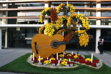 Festival Guitare Issoudun l'entrée avec la guitare géante